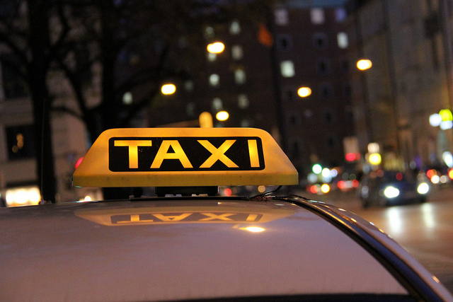 Водителя такси ограбили в Барнауле