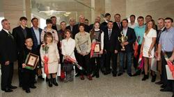 Лучших алтайских спортсменов и тренеров по итогам прошлого года наградили в краевой администрации