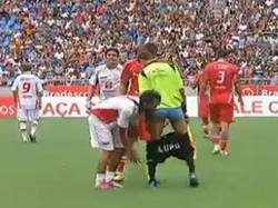 Карлос Альберто снимает трусы с арбитра во время матча