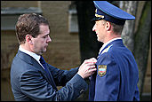 Дмитрий Медведев награждает военнослужащих