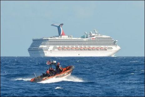 Пассажиры застряли на дрейфующем лайнере в Мексиканском заливе - фото 1