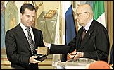 Президент Италии Джорджо Наполитано вручил Дмитрию Медведеву символический ключ от подворья