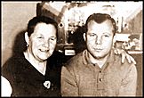 Юрий Гагарин с мамой