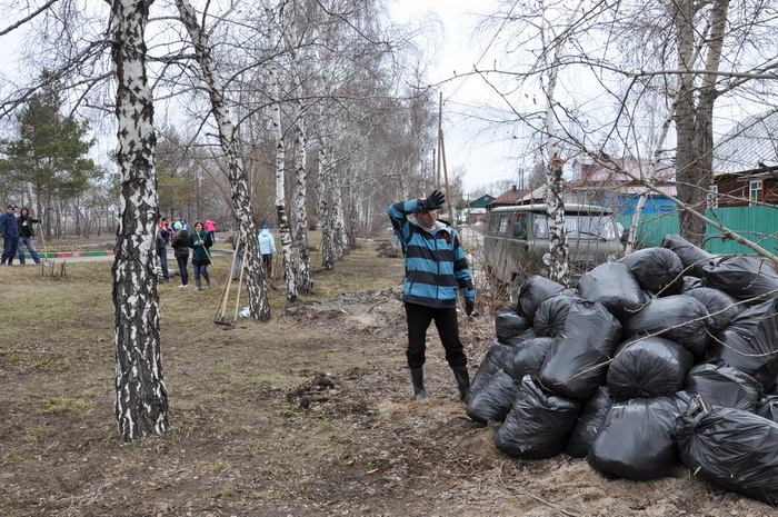 В Барнауле навели чистоту на Аллее ветеранов