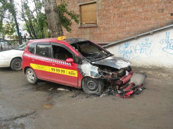 В Бийске сгорел автомобиль такси 