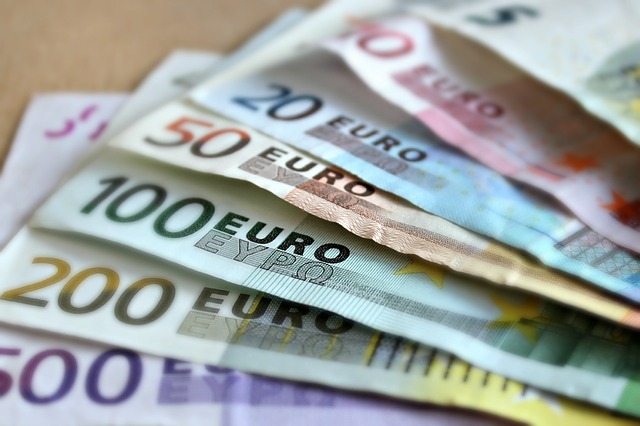 Евро упал к доллару до минимума за месяц