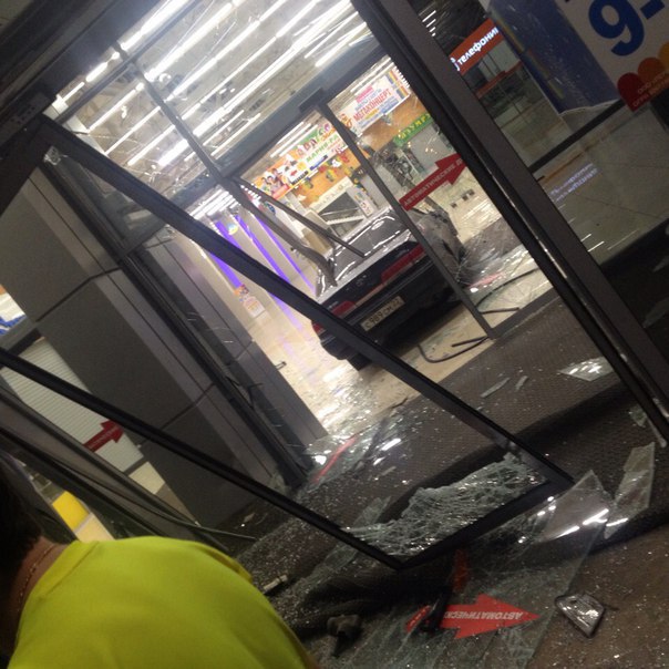 В Рубцовске водитель протаранил двери торгового центра