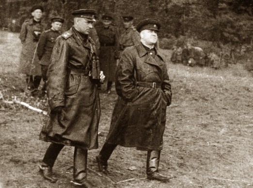 Прославленные полководцы  Г. Жуков (справа) и  К. Рокоссовский 