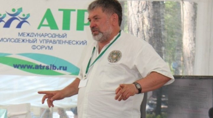 Возглавлеяет фонд Михаил Шишин