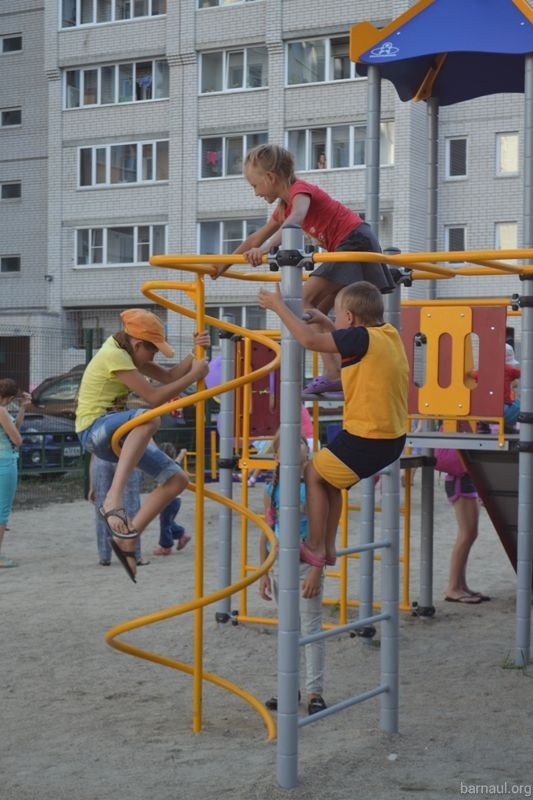 Новая детская площадка в Барнауле