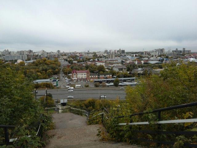 Лестница на бывшей ВДНХ в Барнауле: снести, нельзя оставить