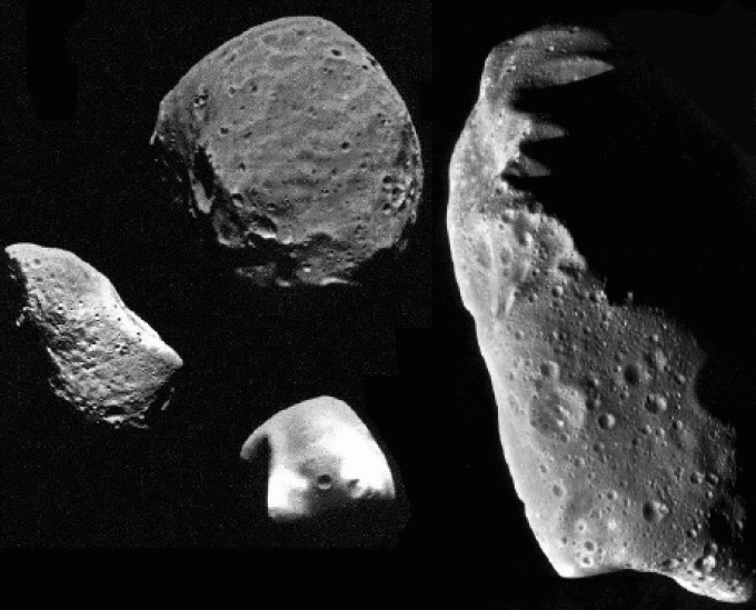 Астероид в космосе
