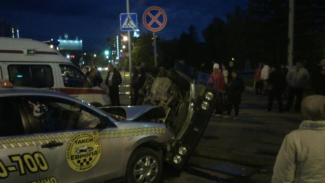 Две машины столкнулись на перекрестке в Барнауле, есть пострадавшие