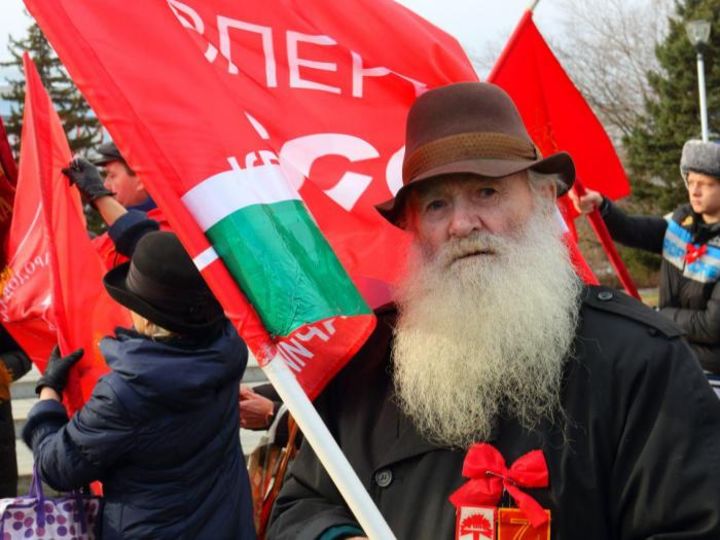 Красный перфоманс: КПРФ провело демонстрацию и митинг 7 ноября в Барнауле 