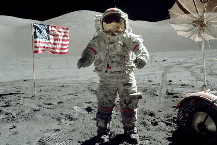 Картинки по запросу 1972 - Из Лунной экспедиции на Землю возвратился экипаж американского космического корабля «Аполлон-17».