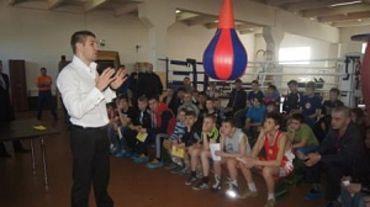 Экс-чемпион мира по боксу Дмитрий Пирог встретился с юными боксерами Барнаула