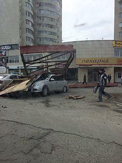 В Барнауле на Павловском тракте рекламный щит рухнул на припаркованный автомобиль
