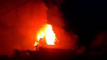 В барнаульском автосервисе произошел пожар: спасено 2 человека