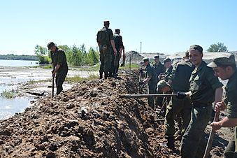 Военнослужащие из Алейска помогают восстанавливать поврежденную дамбу в пос.Ильича