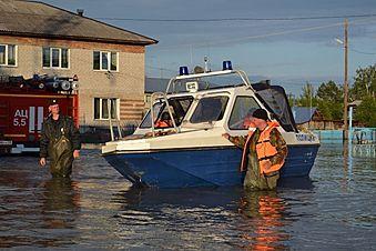 Наводнение на Алтае: полицейские Камня-на-Оби и Крутихинского района приведены в повышенную готовность 