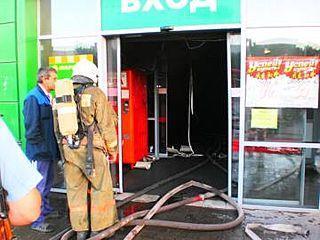Чтобы потушить огонь в одном из магазинов Рубцовска потребовалось 17 пожарных