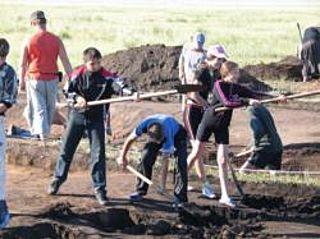 Юные археологи из Славгорода принимают участие в летней экспедиции в Чарышском районе 