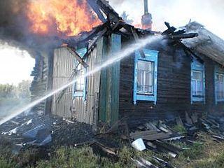 В Заринске сгорели дом и надворные постройки
