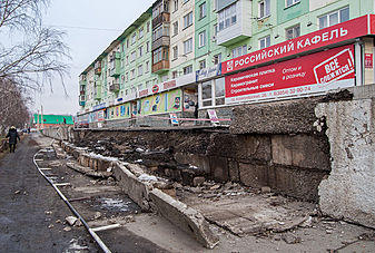 В переулке Коммунарском в Бийске рухнула подпорная стена дома