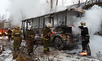 В Северодвинске на ходу загорелся рейсовый автобус: пассажиры спаслись бегством 
