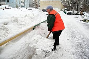 Глава администрации Барнаула Игорь Савинцев потребовал вывезти снежные кучи до морозов