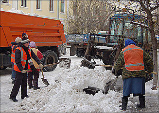 Глава Бийска потребовал от дорожников быстрее убирать снег