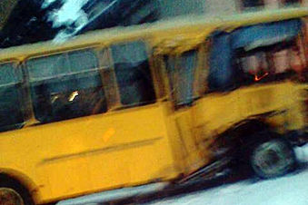 Пассажирка автобуса, столкнувшегося в Барнауле с КамАЗом, находится в реанимации