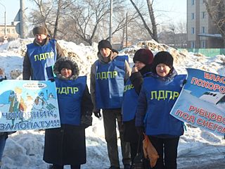 «Чиновник, за лопату!»: в Рубцовске прошел пикет против бездействия власти