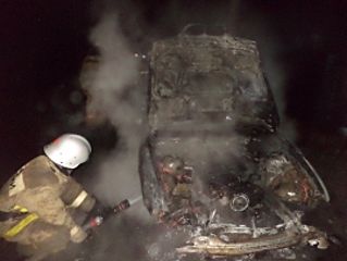 В Бийске ночью горел автомобиль