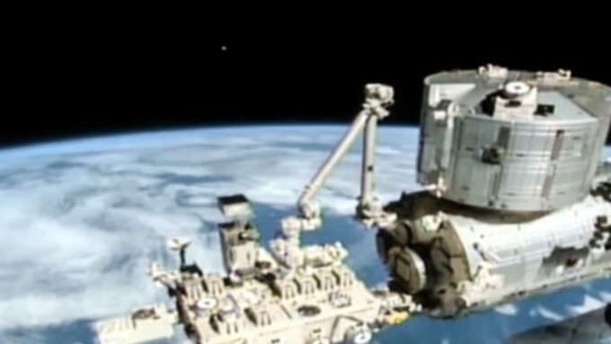 Видео: НЛО взлетает с Земли и исчезает в «червоточине» на орбите