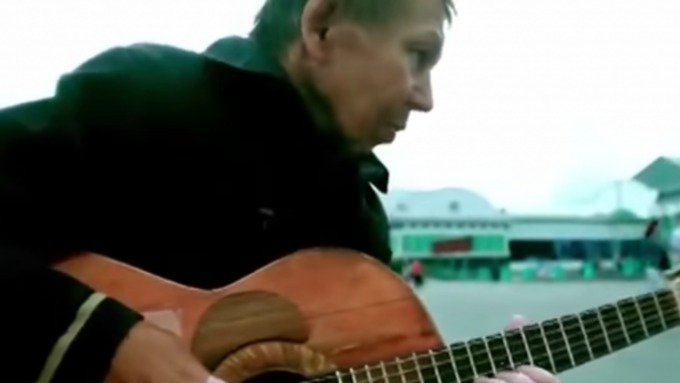 Ролик с уличным музыкантом из Новосибирска набирает популярность на YouTube