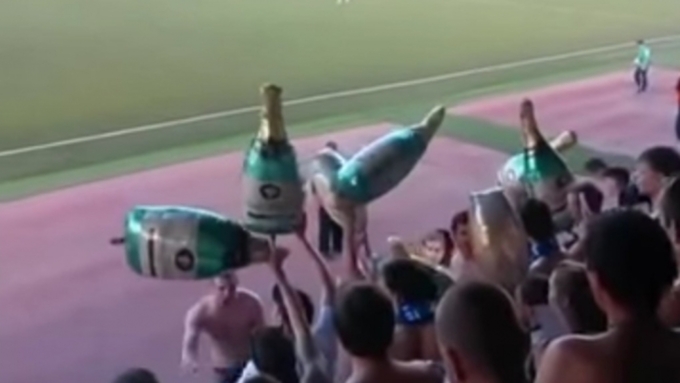 Фанаты принесли шары в виде шампанского и оскорбляли Кокорина на игре "Зенита-2" в ФНЛ