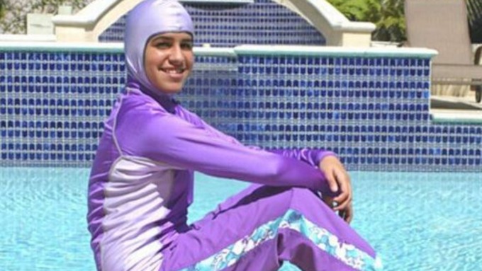 На пляжах Канн запретили носить закрытый купальник буркини, применяемый мусульманками