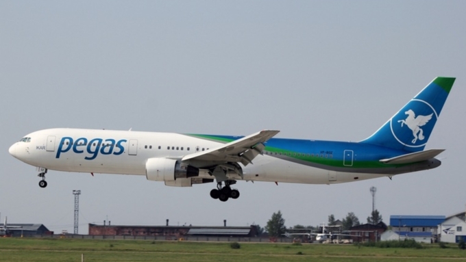 Пассажирский Boeing экстренно сел в аэропорту Крыма из-за неполадок в двигателе