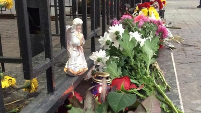 Граждане столицы Украины несут цветы к посольству РФ после крушения Ту-154