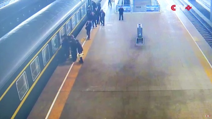 В КНР 3-х летняя девочка упала в щель между платформой и поездом