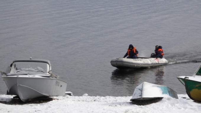 Cотрудники экстренных служб отыскали лопасть вертолёта, потерпевшего крушение над Телецким озером