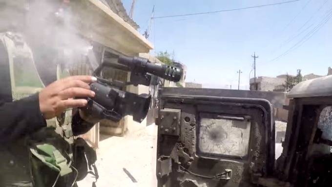 Камера приостановила пулю снайпера ИГИЛ, летевшую в сердце репортера