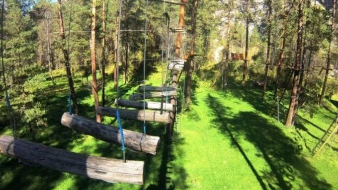 На Алтае десятилетний парень упал в веревочном парке с шестиметровой высоты
