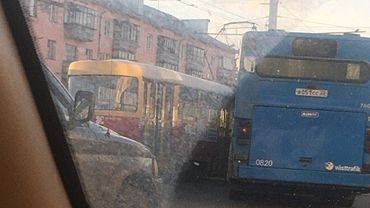 Пассажирский автобус протаранил трамвай в центре Барнаула