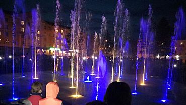 Жителям Рубцовска показали светомузыкальный фонтан в действии