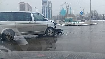 Микроавтобусу оторвало бампер в результате ДТП на Речном вокзале в Барнауле