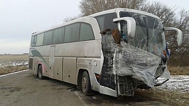 Автобус, ставший домом водителей после жуткого ДТП, еще остается на Алтае