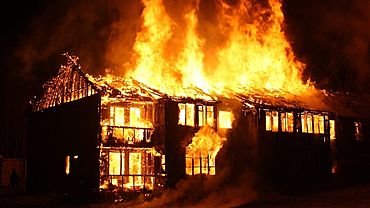 18 пожарных почти полчаса тушили полыхающий жилой дом в Бийске