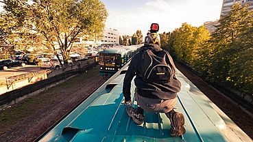 Подростку-экстремалу в Барнауле сделали внушение за езду на крышах поездов